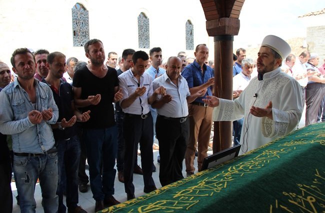 KARABÜK'ÜN SAFRANBOLU İLÇESİNDE AİLESİYLE DEDESİNE BAYRAM ZİYARETİNE GELEN VE ÇÖKEN BAHÇE DUVARININ ALTINDA KALARAK HAYATINI KAYBEDEN 5 YAŞINDAKİ BERKAY EFE ÜNLÜ GÖZYAŞLARI ARASINDA DEFNEDİLDİ. (YASİN ERDEM/KARABÜK-İHA)