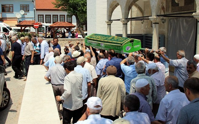 KARABÜK'ÜN SAFRANBOLU İLÇESİNDE AİLESİYLE DEDESİNE BAYRAM ZİYARETİNE GELEN VE ÇÖKEN BAHÇE DUVARININ ALTINDA KALARAK HAYATINI KAYBEDEN 5 YAŞINDAKİ BERKAY EFE ÜNLÜ GÖZYAŞLARI ARASINDA DEFNEDİLDİ. (YASİN ERDEM/KARABÜK-İHA)