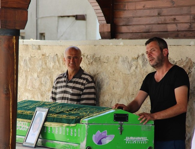KARABÜK'ÜN SAFRANBOLU İLÇESİNDE AİLESİYLE DEDESİNE BAYRAM ZİYARETİNE GELEN VE ÇÖKEN BAHÇE DUVARININ ALTINDA KALARAK HAYATINI KAYBEDEN 5 YAŞINDAKİ BERKAY EFE ÜNLÜ GÖZYAŞLARI ARASINDA DEFNEDİLDİ. (YASİN ERDEM/KARABÜK-İHA)
