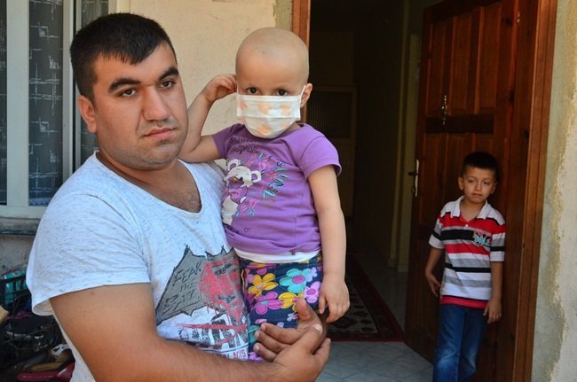 BABA BARIŞ KAYA, 3 YAŞINDAKİ KIZI BUĞLEM İÇİN İZMİR'DE ÇALIŞTIĞI İŞYERİNİ BIRAKMAK ZORUNDA KALDIĞINI SÖYLEDİ. (ÖMER TEKCAN - ONUR ALTINDAĞ/ZONGULDAK-İHA)