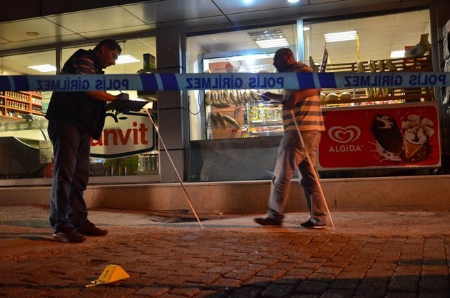 ZONGULDAK’TA BİR KİŞİ, MARKETE SİLAHLA ATEŞ ETTİKTEN SONRA KAÇTI. POLİS, OLAY YERİNDE İNCELEME YAPTI. (ÖMER TEKCAN - ONUR ALTINDAĞ/ZONGULDAK-İHA)