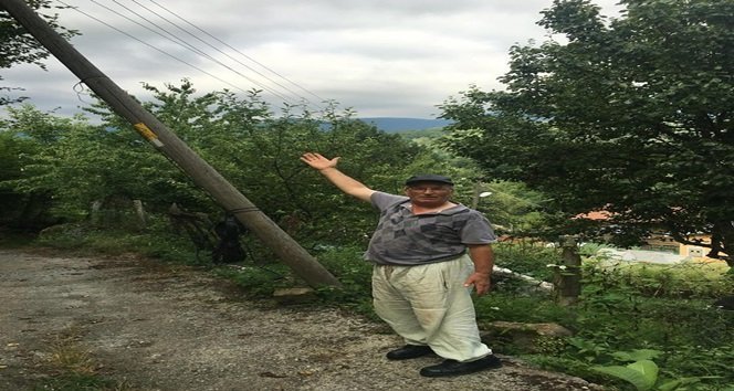 Aydınlatma direkleri tehlike saçıyor