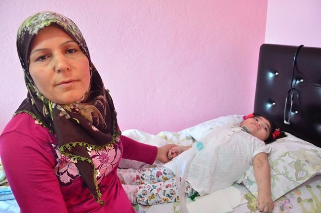 ZONGULDAK'TA DOKTORLARIN 2.5 YAŞINA KADAR YAŞAYABİLECEĞİNİ SÖYLEDİĞİ MİNİK EDA 6 YAŞINA BASTI. KÜÇÜK KIZ, ANNE SEVGİSİYLE HAYATA TUTUNUYOR. (ÖMER TEKCAN - SERTAÇ ÖZDEMİR/ZONGULDAK-İHA)