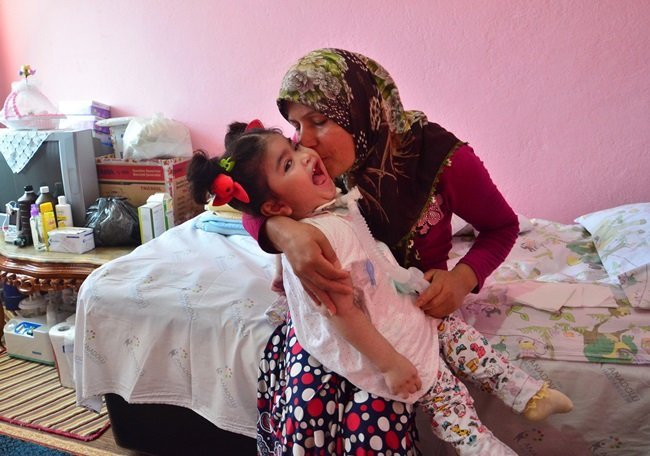 ZONGULDAK'TA DOKTORLARIN 2.5 YAŞINA KADAR YAŞAYABİLECEĞİNİ SÖYLEDİĞİ MİNİK EDA 6 YAŞINA BASTI. KÜÇÜK KIZ, ANNE SEVGİSİYLE HAYATA TUTUNUYOR. (ÖMER TEKCAN - SERTAÇ ÖZDEMİR/ZONGULDAK-İHA)