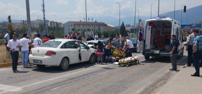 KARABÜK-KASTAMONU KARAYOLU 100. YIL KAVŞAĞINDA 4 ARACIN KARIŞTIĞI ZİNCİRLEME TRAFİK KAZASINDA 10 KİŞİ YARALANDI. (YASİN ERDEM/KARABÜK-İHA)