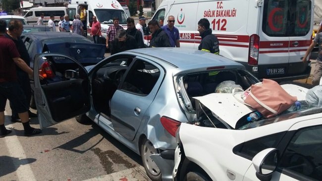 KARABÜK-KASTAMONU KARAYOLU 100. YIL KAVŞAĞINDA, ZİNCİRLEME TRAFİK KAZASI MEYDANA GELDİ. (YASİN ERDEM/KARABÜK-İHA)