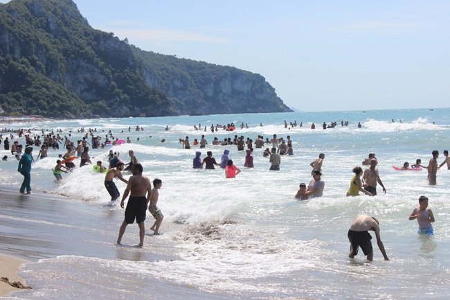 BARTIN'IN İNKUMU SAHİLİNDE DENİZE GİREN BİR KİŞİ, BOĞULARAK HAYATINI KAYBETTİ. (MUSTAFA KURT/BARTIN-İHA)
