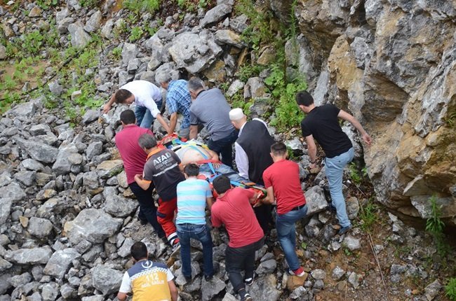 ZONGULDAK'TA ANKARA KARAYOLUNDA KONTROLDEN ÇIKAN TIR, 20 METRE YÜKSEKLİKTEN DEREYE UÇTU. KAZADA 1 KİŞİ YARALANDI. (SERTAÇ ÖZDEMİR/ZONGULDAK-İHA)