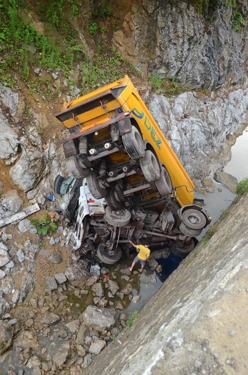 ZONGULDAK'TA ANKARA KARAYOLUNDA KONTROLDEN ÇIKAN TIR, 20 METRE YÜKSEKLİKTEN DEREYE UÇTU. KAZADA 1 KİŞİ YARALANDI. (SERTAÇ ÖZDEMİR/ZONGULDAK-İHA)
