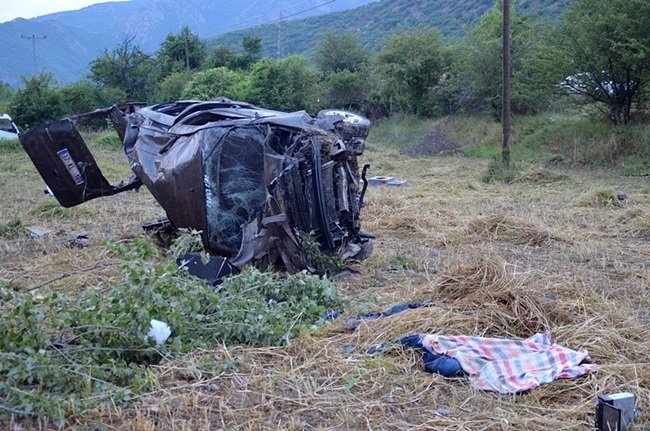 KASTAMONU'NUN TOSYA İLÇESİ ÖZBOYU KÖYÜ MEVKİİNDE MEYDANA GELEN TRAFİK KAZASINDA AYNI AİLEDEN 2 KİŞİ HAYATINI KAYBETTİ, 4 KİŞİ DE AĞIR YARALANDI. (SEDAT AĞACIKOĞLU/KASTAMONU-İHA)