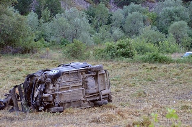 KASTAMONU'NUN TOSYA İLÇESİ ÖZBOYU KÖYÜ MEVKİİNDE MEYDANA GELEN TRAFİK KAZASINDA AYNI AİLEDEN 2 KİŞİ HAYATINI KAYBETTİ, 4 KİŞİ DE AĞIR YARALANDI. (SEDAT AĞACIKOĞLU/KASTAMONU-İHA)