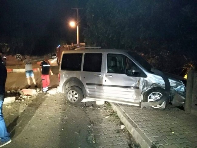 ZONGULDAK’IN ÇAYCUMA İLÇESİNE BAĞLI PERŞEMBE BELDESİNDE MEYDANA GELEN TRAFİK KAZASINDA 2 KİŞİ YARALANDI. (SERTAÇ ÖZDEMİR/ZONGULDAK-İHA)