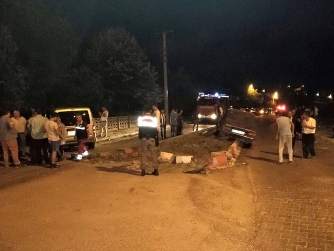 ZONGULDAK’IN ÇAYCUMA İLÇESİNE BAĞLI PERŞEMBE BELDESİNDE MEYDANA GELEN TRAFİK KAZASINDA 2 KİŞİ YARALANDI. (SERTAÇ ÖZDEMİR/ZONGULDAK-İHA)