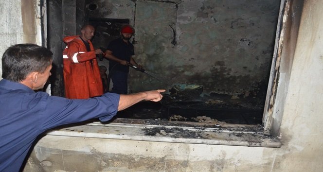 Kendi evini yaktı, mahalleli ayağa kalktı