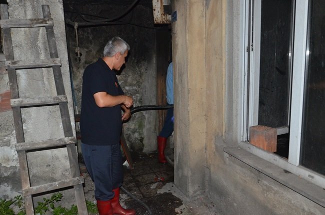 ZONGULDAK’TA HENÜZ BİLİNMEYEN BİR SEBEPLE BUNALIMA GİREN MUHARREM H., KENDİSİNE AİT DAİRESİNİ ATEŞE VERDİ. (ÖMER TEKCAN - ONUR ALTINDAĞ/ZONGULDAK-İHA)