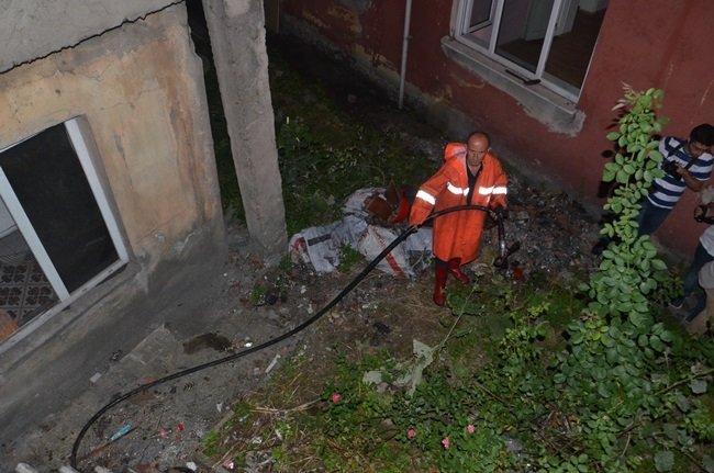 ZONGULDAK’TA HENÜZ BİLİNMEYEN BİR SEBEPLE BUNALIMA GİREN MUHARREM H., KENDİSİNE AİT DAİRESİNİ ATEŞE VERDİ. (ÖMER TEKCAN - ONUR ALTINDAĞ/ZONGULDAK-İHA)