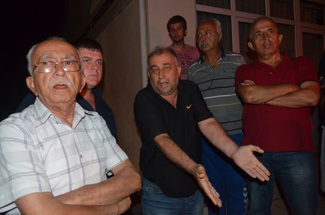 ZONGULDAK’TA HENÜZ BİLİNMEYEN BİR SEBEPLE BUNALIMA GİREN MUHARREM H., KENDİSİNE AİT DAİRESİNİ ATEŞE VERDİ. MAHALLELİ İSE DÖRT AYDIR MUHARREM H.’NİN KALDIĞI EV VE İŞYERLERİNDE ÇOK SAYIDA YANGININ ÇIKMASINA TEPKİ GÖSTERDİ. (ÖMER TEKCAN - ONUR ALTINDAĞ/ZONGULDAK-İHA)