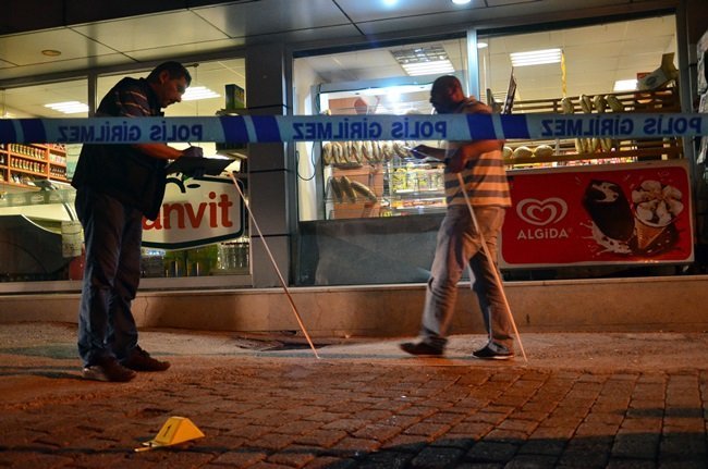 ZONGULDAK’TA ÖNCEKİ GÜN MARKETE KURŞUN YAĞDIRIP KAÇAN ZANLI AMBULANS ŞOFÖRÜ ÇIKTI. POLİS EKİPLERİ OLAY YERİNDE İNCELEME YAPMIŞTI. (ÖMER TEKCAN - ONUR ALTINDAĞ/ZONGULDAK-İHA)