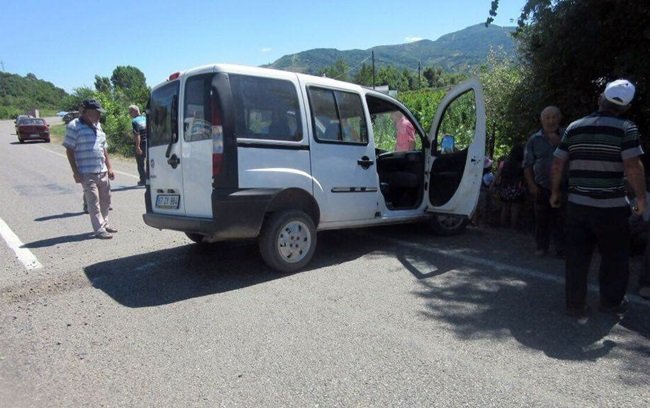 ZONGULDAK-BARTIN KARAYOLU ÜZERİNDE HACILAR KÖYÜ MEVKİİNDE MEYDANA GELEN TRAFİK KAZASINDA 5 KİŞİ YARALANDI. (ÖMER TEKCAN - ONUR ALTINDAĞ/ZONGULDAK-İHA)