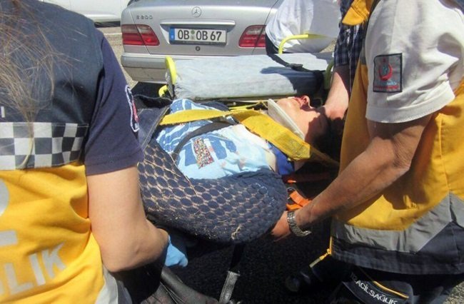 ZONGULDAK-BARTIN KARAYOLU ÜZERİNDE HACILAR KÖYÜ MEVKİİNDE MEYDANA GELEN TRAFİK KAZASINDA 5 KİŞİ YARALANDI. (ÖMER TEKCAN - ONUR ALTINDAĞ/ZONGULDAK-İHA)