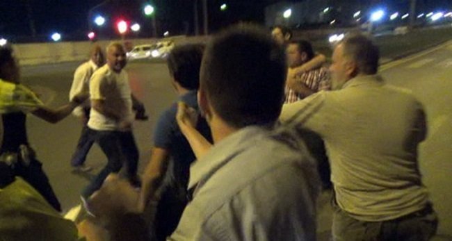 KDZ. EREĞLİ'DE MEYDANA GELEN TRAFİK KAZASINI HABER YAPMAYA GİDEN GAZETECİLERE ALKOLLÜ SÜRÜCÜ İLE ARKADAŞLARI TEKME TOKAT SALDIRDI. (VEDAT KILIÇ/ZONGULDAK-İHA)