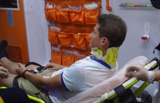 KAZADA YARALANAN OTOMOBİL SÜRÜCÜ AMBULANSLA ÖZEL BİR HASTANEYE KALDIRILDI. (VEDAT KILIÇ/ZONGULDAK-İHA)