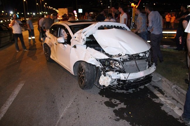 KDZ. EREĞLİ'DE KAMYONETLE ÇARPIŞAN OTOMOBİL KULLANILAMAZ HALE GELDİ. (VEDAT KILIÇ/ZONGULDAK-İHA)
