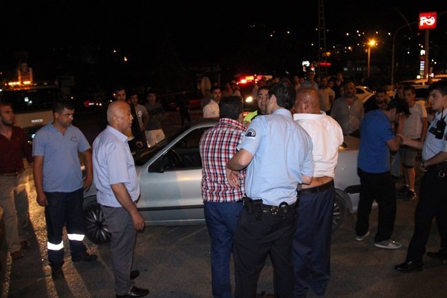 KAZA YERİNE GELEN ALKOLLÜ SÜRÜCÜ VE ARKADAŞLARI ÖNCE POLİSLE TARTIŞTI, ARDINDAN DA KENDİLERİNİ GÖRÜNTÜLEYEN GAZETECİLERE SALDIRDI. (VEDAT KILIÇ/ZONGULDAK-İHA)