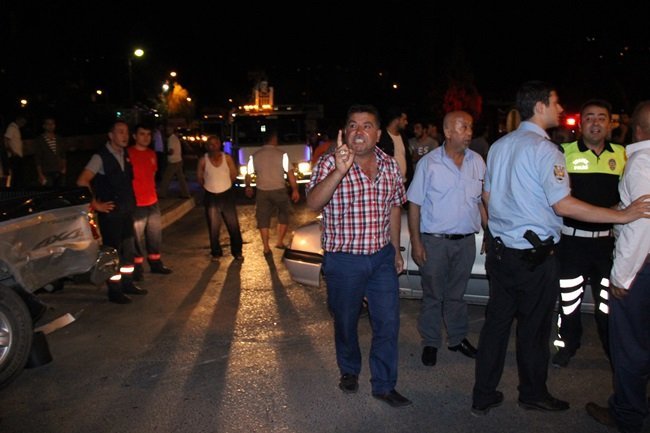 ÖNCE POLİSLE TARTIŞAN SALDIRGANLAR DAHA SONRA GAZETECİLERE TEHDİTLER SAVURUP KÜFÜR YAĞDIRDI. (VEDAT KILIÇ/ZONGULDAK-İHA)