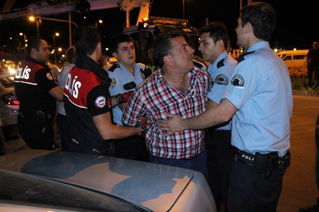 POLİSİN SAKİNLEŞTİRMEKTE GÜÇLÜK YAŞADIĞI SALDIRGANLAR KELEPÇELENEREK KARAKOLA GÖTÜRÜLDÜ. (VEDAT KILIÇ/ZONGULDAK-İHA)