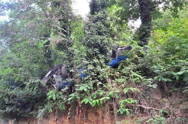OTOMOBİL AĞAÇLARA TAKILARAK DURABİLDİ. (ONUR ALTINDAĞ/ZONGULDAK-İHA)