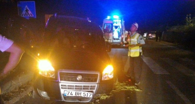 Orta refüje çarpan araç karşı şeride geçti 4 yaralı