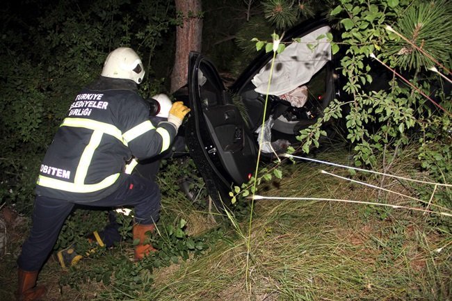 KASTAMONU'DA KURUBENZİNLİK KAVŞAĞINDA KONTROLDEN ÇIKAN OTOMOBİL, TARLAYA UÇTU. (VEDAT YUNUS İKİZOĞLU/KASTAMONU-İHA)