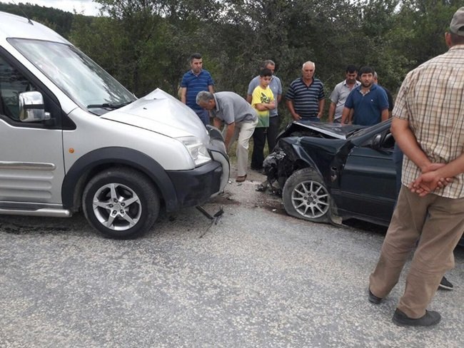 KASTAMONU'NUN DADAY İLÇESİNDE MEYDANA GELEN TRAFİK KAZASINDA 4 KİŞİ HAFİF ŞEKİLDE YARALANDI. (İHA/KASTAMONU-İHA)