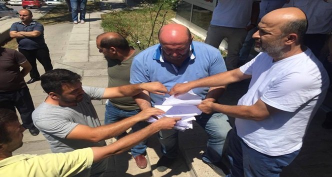 ZONGULDAK’TA TÜRKİYE TAŞKÖMÜRÜ KURUMU’NUN ALT İŞVERENİNDE ÇALIŞAN TAŞERON İŞÇİLER, DİLEKÇELERİNİ TTK’YA VEREREK İŞE BAŞLAMAK İSTEDİKLERİNİ BELİRTTİLER. (ONUR ALTINDAĞ/ZONGULDAK-İHA)