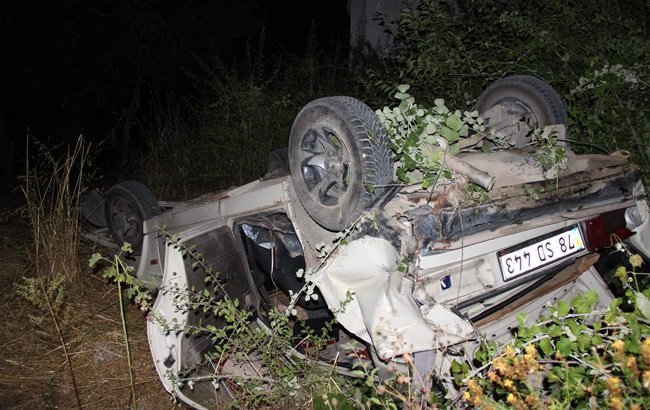 KARABÜK'TE SÜRÜCÜSÜNÜN ALKOLLÜ OLDUĞU İDDİA EDİLEN BİR OTOMOBİL KONTROLDEN ÇIKARAK BİR EVİN BAHÇESİNE UÇTU. KAZADA TERS DÖNEN OTOMOBİLDE BULUNAN İKİ KİŞİ YARALANDI. (YASİN ERDEM/KARABÜK-İHA)