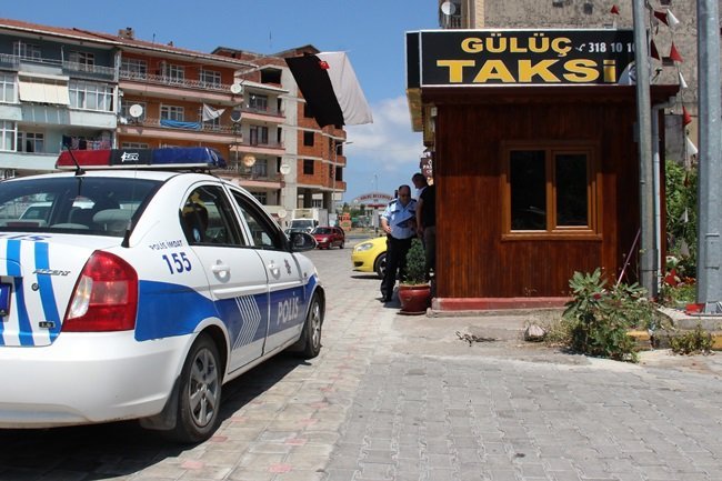 EREĞLİ'DE MEYDANA GELEN SİLAHLI YARALAMA OLAYI İLE İLGİLİ OLARAK POLİS OLAY YERİNDE İNCELEME YAPTI. (VEDAT KILIÇ/ZONGULDAK-İHA)