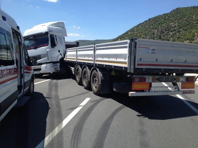 KASTAMONU'NUN TOSYA İLÇESİ D-100 KARAYOLUNDA MEYDANA GELEN TRAFİK KAZASINDA 1 KİŞİ AĞIR YARALANDI. (SEDAT AĞACIKOĞLU/KASTAMONU-İHA)