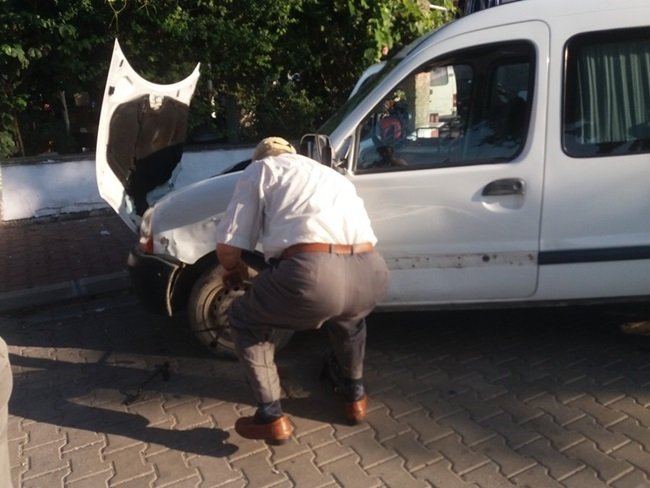 KASTAMONU'NUN CİDE İLÇESİNDE YAŞANAN TRAFİK KAZASINDA MADDİ HASAR MEYDANA GELDİ (MEHMET SALMAN KASTAMONU İHA) (MEHMET SALMAN/KASTAMONU-İHA)