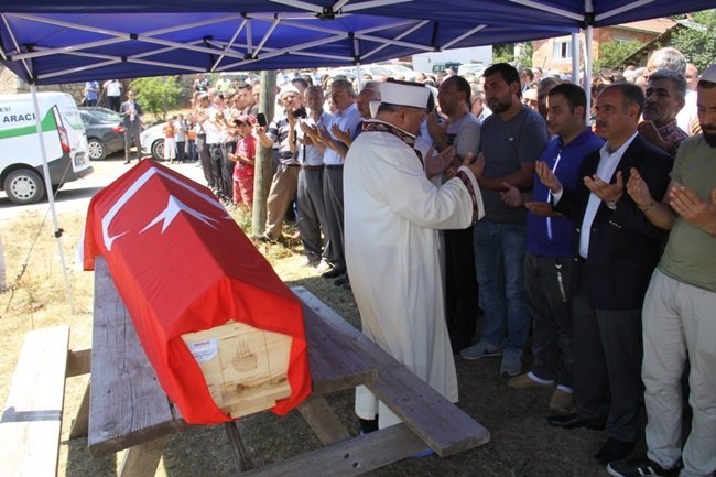 İSTANBUL'DA BOĞAZİÇİ KÖPRÜSÜ'DE DARBE GİRİŞİMİ SIRASINDA AÇILAN ATEŞ SONUCU HAYATINI KAYBEDEN 37 YAŞINDAKİ TEKSTİL İŞÇİSİ BARIŞ EFE, KARABÜK'ÜN EFLANİ İLÇESİNDE TOPRAĞA VERİLDİ. (YASİN ERDEM/KARABÜK-İHA)