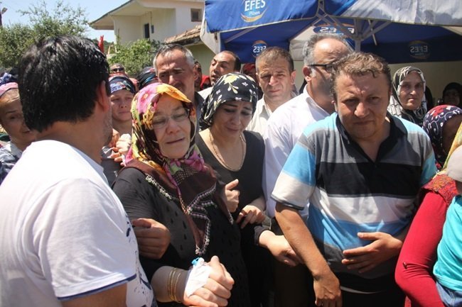 İŞÇİNİN YAKINLARI GÖZ YAŞLARINA BOĞULDU. (YASİN ERDEM/KARABÜK-İHA)