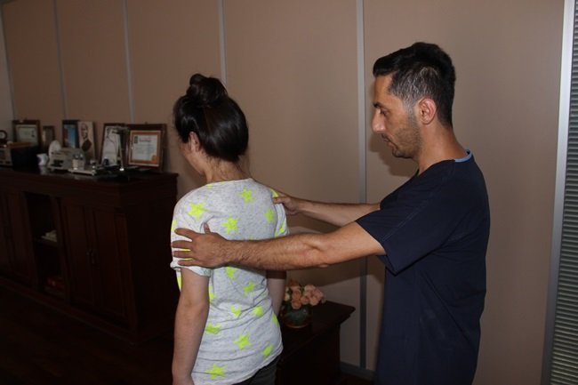 KDZ. EREĞLİ DEVLET HASTANESİ DOKTORLARIN BEYİN CERRAHİ UZMANI MUSTAFA KAYA, GENÇ KIZIN OMURGASININ 5,5 SAAT SÜREN AMELİYAT İLE DÜZLEŞTİRİLEREK SAĞLIĞINA KAVUŞTURULDUĞUNU SÖYLEDİ. (VEDAT KILIÇ/ZONGULDAK-İHA)