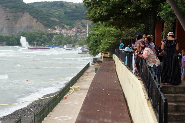 KDZ. EREĞLİ'DE BİR KİŞİNİN BOĞULMA TEHLİKESİ GEÇİRDİĞİ İHBARI ÜZERİNE EKİPLER BÖLGEDE ARAMA YAPTI. (VEDAT KILIÇ/ZONGULDAK-İHA)