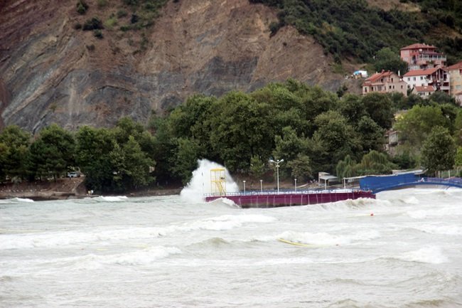 KDZ. EREĞLİ BELEDİYESİ PLAJI'NDA GÖREVLİ CANKURTARAN EKİPLERİ DENİZDE DALGANIN FAZLA OLMASI NEDENİYLE DENİZE GİRMEYİ YASAKLADI. (VEDAT KILIÇ/ZONGULDAK-İHA)