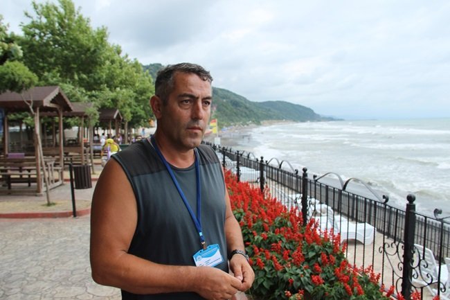 KDZ. EREĞLİ BELEDİYESİ PLAJI'NDA GÖREVLİ CANKURTARAN YILDIRAY AĞLAR, BAZI VATANDAŞLARIN TÜM UYARILARI VE TEHLİKEYE RAĞMEN BELEDİYE PLAJI DIŞINDA DENİZE GİRMEYE DEVAM ETTİĞİNİ SÖYLEDİ. (VEDAT KILIÇ/ZONGULDAK-İHA)