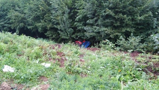 KDZ. EREĞLİ'DE ŞARAMPOLE YUVARLANAN TRAKTÖRÜN ALTINDA KALAN SÜRÜCÜSÜ AMBULANSLA HASTANEYE KALDIRILDI. (VEDAT KILIÇ/ZONGULDAK-İHA)
