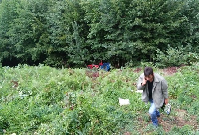 KDZ. EREĞLİ İLÇESİNDE YOLDAN ÇIKARAK ŞARAMPOLE YUVARLANAN TRAKTÖRÜN SÜRÜCÜSÜ İTFAİYE VE KÖYLÜLERİN YARDIMI İLE KURTARILDI. (VEDAT KILIÇ/ZONGULDAK-İHA)