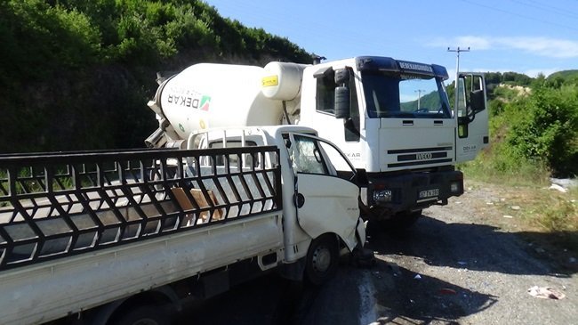 KDZ. EREĞLİ'DE BETON MİKSERİ İLE KAMYONETİN ÇARPIŞMASI SONUCU MEYDANA GELEN KAZADA 3 KİŞİ YARALANDI. (VEDAT KILIÇ/ZONGULDAK-İHA)