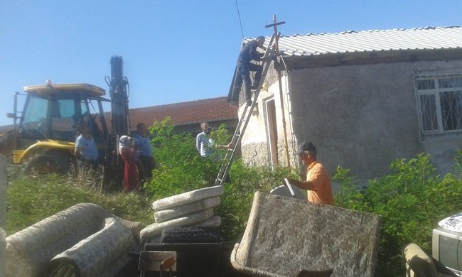 KANDİLLİ BELEDİYESİ EKİPLERİ KAÇAK OLDUĞU GEREKÇESİ İLE TAK KATLI BİNAYI KEPÇEYLE YIKTI. (VEDAT KILIÇ/ZONGULDAK-İHA)