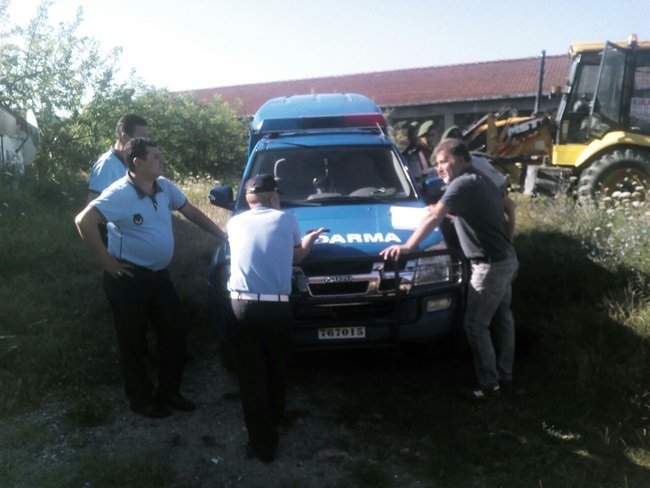 KANDİLLİ BELEDİYESİ EKİPLERİ BİNA YIKIMI YAPARKEN, JANDARMA EKİPLERİ DE GÜVENLİK ÖNLEMİ ALDI. (VEDAT KILIÇ/ZONGULDAK-İHA)
